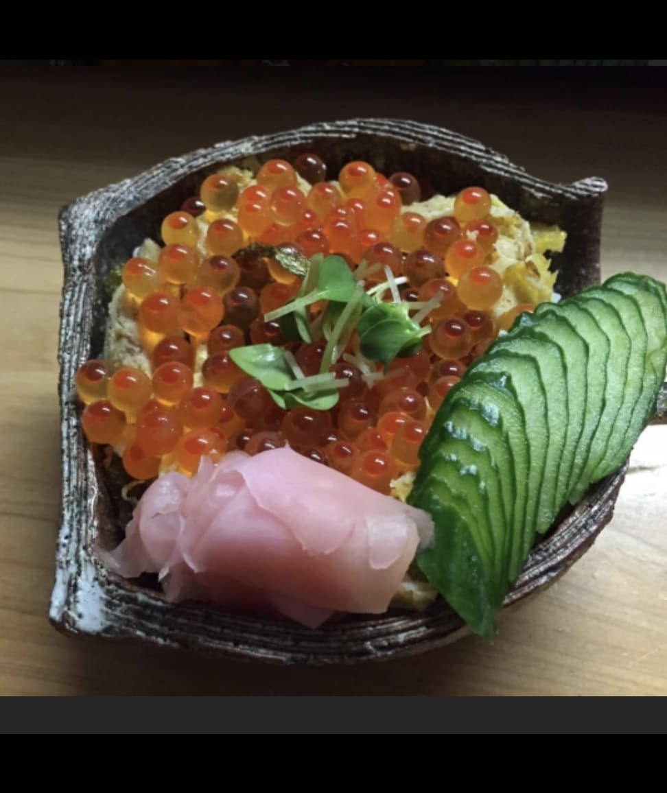 信楽焼の器に盛りつけた季節の料理