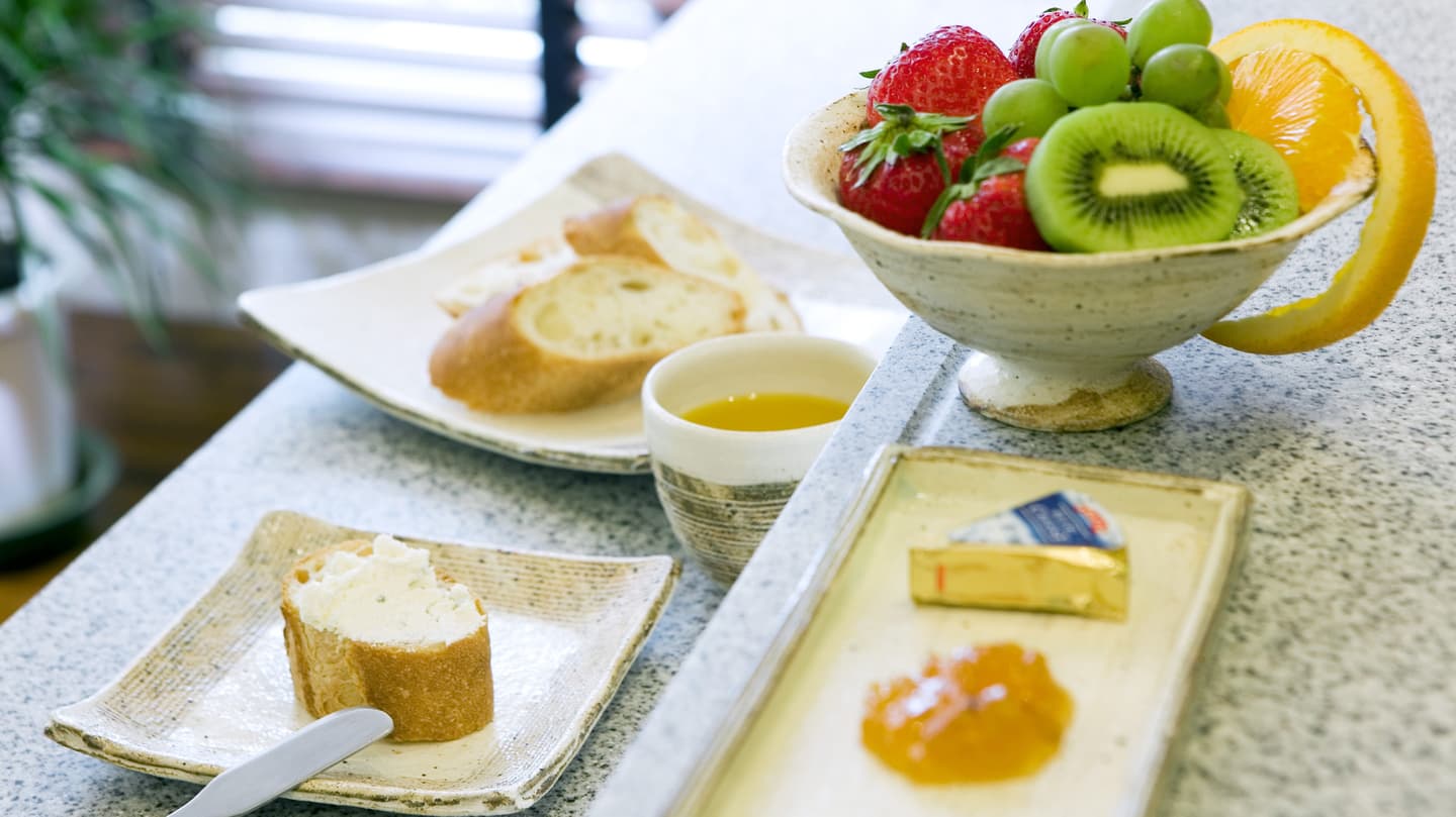 信楽焼の器で料理を